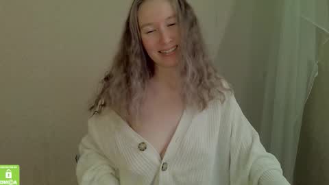 Snapshot of song_to_the_siren chatting on 09/13/25, 10:37 Mary online show from 09/13/25, 10:37