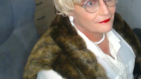 Snapshot of sonjairene chatting on 12/25/24, 02:35 sonjairene online show from 12/25/24, 02:35
