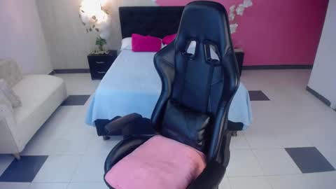 sophia_brunette21 online show from 09/18/25, 11:45