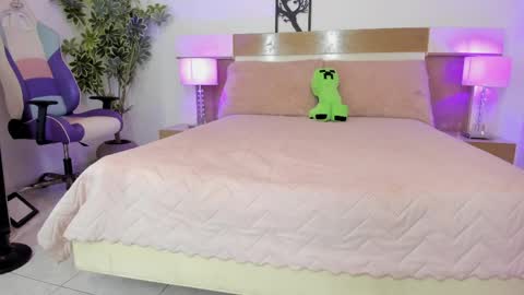 sophia_duarte_ online show from 04/22/26, 12:07