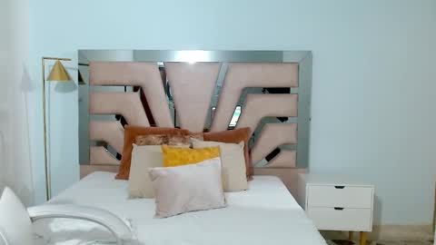 Snapshot of sophia_hadid chatting on 01/21/25, 10:51 Sophia online show from 01/21/25, 10:51