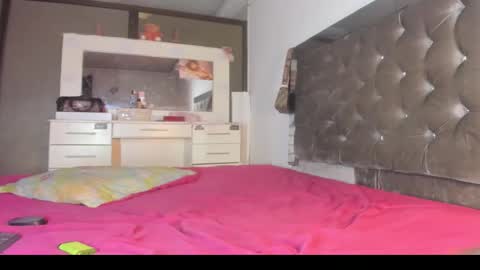 sophia_horny19 online show from 12/18/25, 11:00