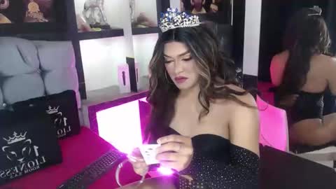 Snapshot of sophia_hott01 chatting on 10/10/25, 12:04 sophia_hott01 online show from 10/10/25, 12:04