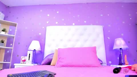 Snapshot of sophia_models chatting on 10/04/25, 07:01 Sophia online show from 10/04/25, 07:01