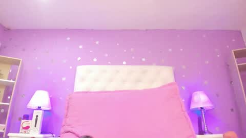 Snapshot of sophia_models chatting on 10/15/25, 07:47 Sophia online show from 10/15/25, 07:47