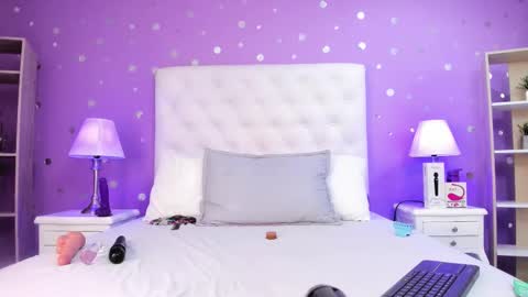 Snapshot of sophia_models chatting on 10/18/25, 07:25 Sophia online show from 10/18/25, 07:25