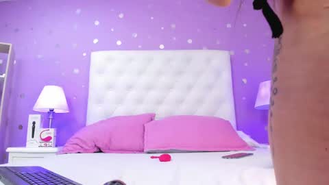 Snapshot of sophia_models chatting on 11/22/25, 07:57 Sophia online show from 11/22/25, 07:57