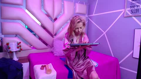     SOPHIA      online show from 02/17/25, 11:09