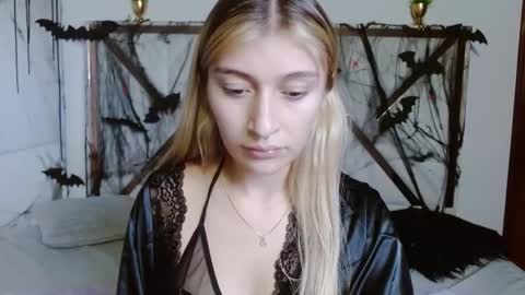 Snapshot of sophiaalee chatting on 10/25/25, 10:48 SophiaLee online show from 10/25/25, 10:48