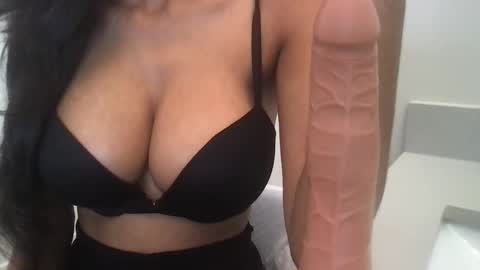 Snapshot of sophiaraexx chatting on 10/17/25, 03:14 Sophia online show from 10/17/25, 03:14