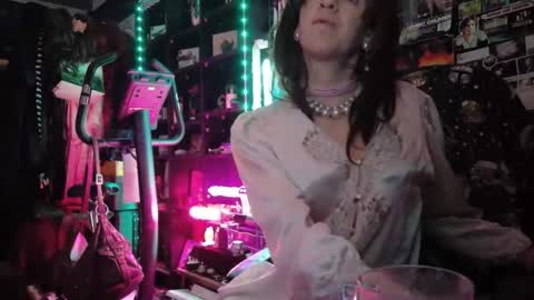 Snapshot of sophie198013 chatting on 05/15/26, 11:56 Sophie Satin1980 online show from 05/15/26, 11:56