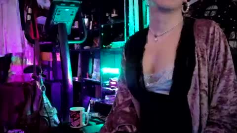 Snapshot of sophie198013 chatting on 06/18/26, 12:44 Sophie Satin1980 online show from 06/18/26, 12:44