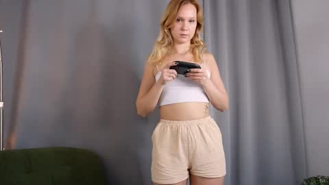 Snapshot of sophie_blossom_ chatting on 04/25/26, 02:03 Sophia online show from 04/25/26, 02:03
