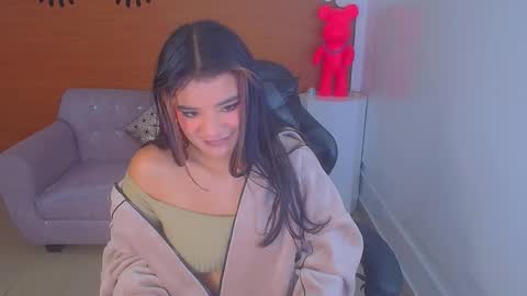 Snapshot of sophie_t_ chatting on 12/18/24, 01:05 Sofia online show from 12/18/24, 01:05