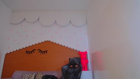 Snapshot of sophie_t_ chatting on 12/21/24, 02:15 Sofia online show from 12/21/24, 02:15