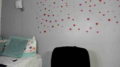 sophie_w1 online show from 04/23/26, 12:15