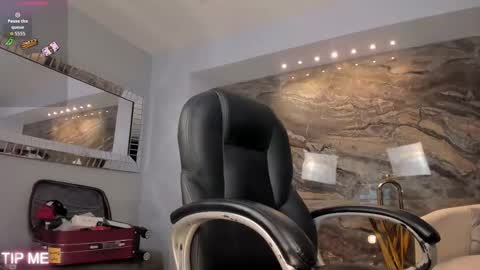 Snapshot of sophiebarnett_ chatting on 11/17/25, 12:27 Sophie online show from 11/17/25, 12:27