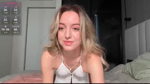 Snapshot of sophiebelll chatting on 10/16/25, 09:54 sophiebelll online show from 10/16/25, 09:54