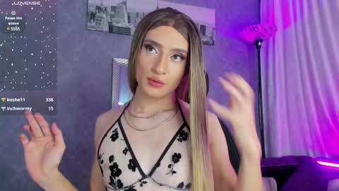 Snapshot of sophiee_s chatting on 03/08/25, 08:03 Sophie online show from 03/08/25, 08:03