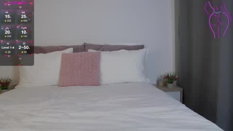 Snapshot of sophieerain chatting on 02/12/25, 04:44 Sophie Rain online show from 02/12/25, 04:44