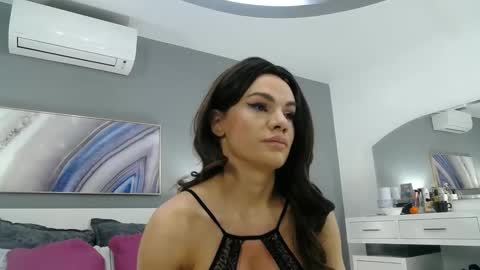 Snapshot of sophiejoulia chatting on 01/06/25, 05:38 Sophie online show from 01/06/25, 05:38
