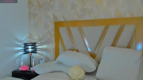 Sophie online show from 09/18/25, 01:35