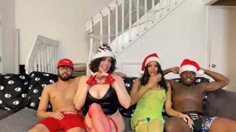 Snapshot of sosabless chatting on 12/15/25, 04:17 sosabless and sosalady online show from 12/15/25, 04:17