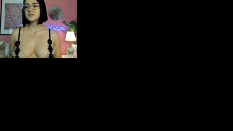 Snapshot of soysaraa_ chatting on 03/12/25, 04:51 Aleja online show from 03/12/25, 04:51