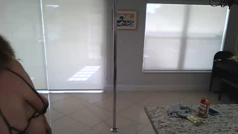 spacebunsxxx online show from 11/28/25, 05:59