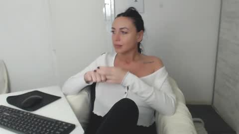 Snapshot of spicemint chatting on 01/15/25, 06:29 Carla online show from 01/15/25, 06:29