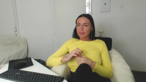 Snapshot of spicemint chatting on 01/22/25, 05:59 Carla online show from 01/22/25, 05:59