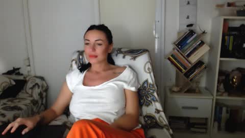 Snapshot of spicemint chatting on 09/19/25, 03:02 Carla online show from 09/19/25, 03:02