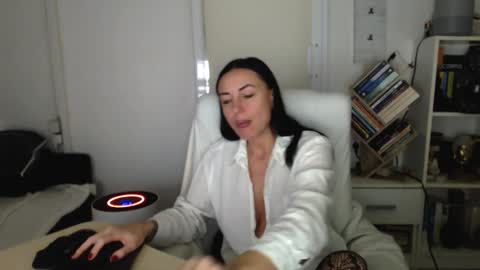 Snapshot of spicemint chatting on 10/19/25, 02:29 Carla online show from 10/19/25, 02:29