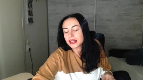 Snapshot of spicemint chatting on 11/16/25, 06:35 Carla online show from 11/16/25, 06:35