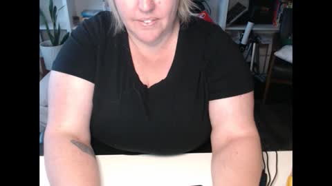 Snapshot of squirtymilfjess chatting on 12/10/24, 02:28 Messi Jessi online show from 12/10/24, 02:28