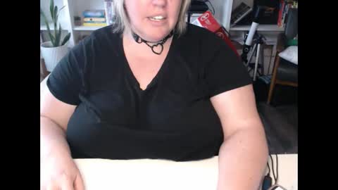 Snapshot of squirtymilfjess chatting on 12/10/24, 05:33 Messi Jessi online show from 12/10/24, 05:33