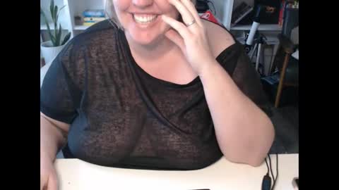 Snapshot of squirtymilfjess chatting on 12/11/24, 03:26 Messi Jessi online show from 12/11/24, 03:26