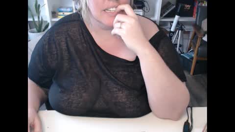 Snapshot of squirtymilfjess chatting on 12/12/24, 04:53 Messi Jessi online show from 12/12/24, 04:53