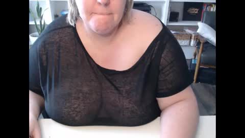 Snapshot of squirtymilfjess chatting on 02/19/25, 05:16 Messi Jessi online show from 02/19/25, 05:16