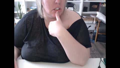 Snapshot of squirtymilfjess chatting on 02/21/25, 04:37 Messi Jessi online show from 02/21/25, 04:37