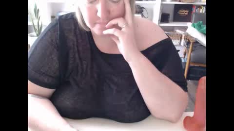 Snapshot of squirtymilfjess chatting on 02/25/25, 05:25 Messi Jessi online show from 02/25/25, 05:25