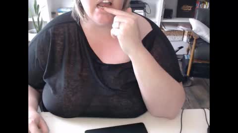 Snapshot of squirtymilfjess chatting on 02/27/25, 05:15 Messi Jessi online show from 02/27/25, 05:15