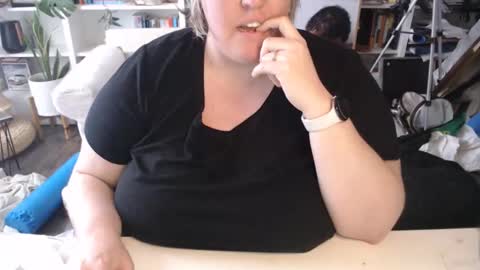 Snapshot of squirtymilfjess chatting on 05/05/26, 02:36 Messi Jessi online show from 05/05/26, 02:36