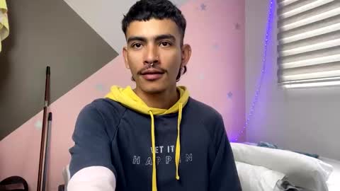 Snapshot of srcejotas chatting on 01/25/25, 04:03 sorry mom online show from 01/25/25, 04:03