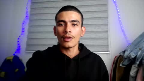 Snapshot of srcejotas chatting on 10/16/25, 04:02 sorry mom online show from 10/16/25, 04:02