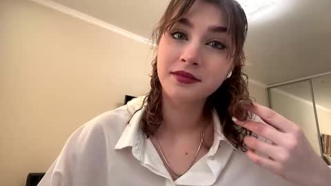 Snapshot of stacicurren chatting on 02/06/26, 08:18 Elli online show from 02/06/26, 08:18