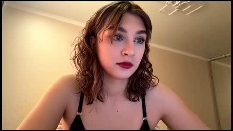 Snapshot of stacicurren chatting on 02/10/26, 11:25 Elli online show from 02/10/26, 11:25