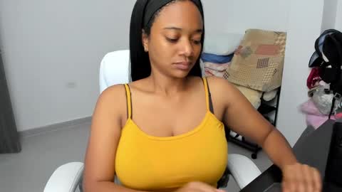 Snapshot of stacy_woods chatting on 01/15/25, 04:25 Zulma Yisset online show from 01/15/25, 04:25