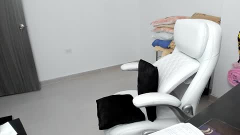 Snapshot of stacy_woods chatting on 02/05/25, 02:19 Zulma Yisset online show from 02/05/25, 02:19