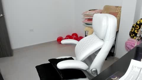 Snapshot of stacy_woods chatting on 02/18/25, 01:43 Zulma Yisset online show from 02/18/25, 01:43